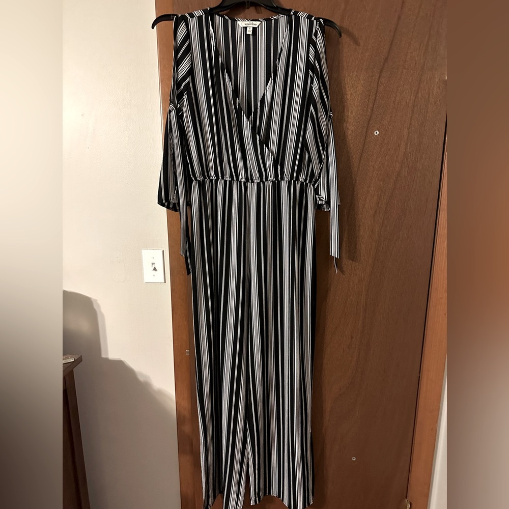 BLACK AND WHITE PINSTRIPE JUMPSUIT SIZE LARGE LIKE NEW